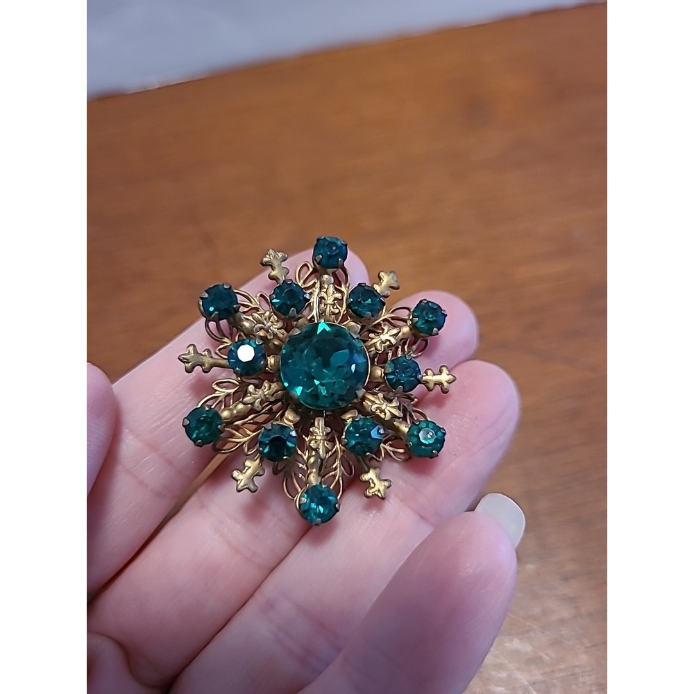 Vintage Gold Tone And Emerald Star Burstβ Brooch 1.5"